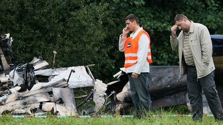 Poblí Sobíova na Havlíkobrodsku spadlo malé motorové letadlo. (12. záí 2009)