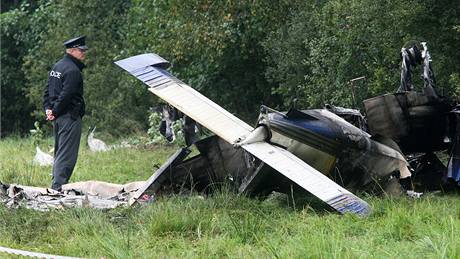 Poblí Sobíova na Havlíkobrodsku spadlo malé motorové letadlo. (12. záí 2009)