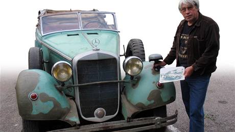 Mercedes 320B, ve kterém sedl Reinhard Heydrich v dob atentátu. U vozu stojí...