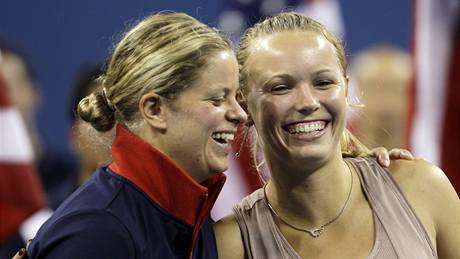 Kim Clijstersová  (vlevo) se svou finálovou soupekou  Caroline Wozniackou 