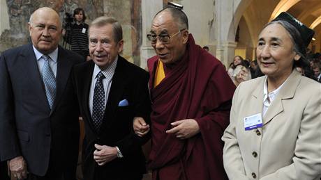 Zleva bývalý jihoafrický prezident Frederik de Klerk, exprezident Václav Havel, tibetský duchovní vdce dalajlama a ujgurská aktivistka Rebija Kadírová debatovali na konferenci Mír, demokracie a lidská práva v Asii (11. záí 2009)