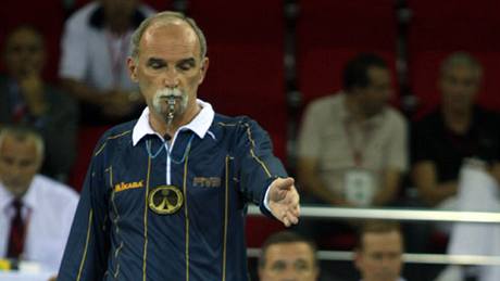 Rozhodí bhem zápasu Nizozemsko - Finsko