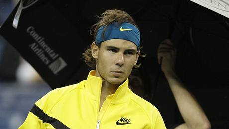 Rafael Nadal opoutí kurt po nedohraném zápase s Gonzálezem