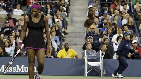 Serena Williamsová (vlevo) a árová rozhodí míící smrem k umpiru