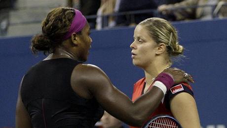 Serena Williamsová (vlevo) a blahopeje Kim Clijstersové