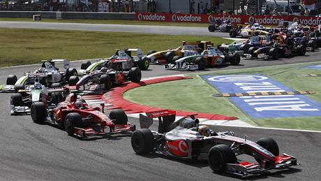 Závodní pole velké ceny Itále, vede Lewis Hamilton