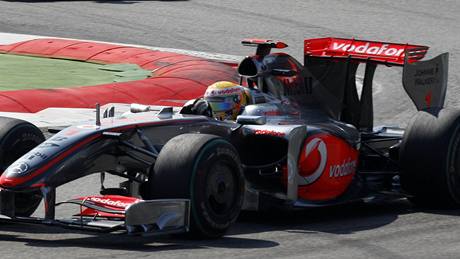 Lewis Hamilton, za ním Kimi Räikkönen