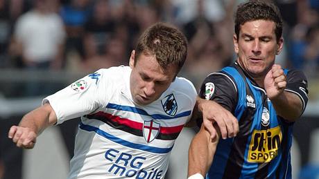 Bergamo - Sampdoria. hostující Antonio Cassano (vlevo) bojuje se Simonem Padoinem