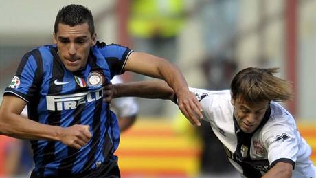 Inter Milán - Parma: domácí Lucío (vlevo) uniká Daniele Galloppovi