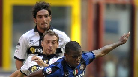 Inter Milán - Parma: domácí Eto´o si hlídá mí ped Damianem Zenonim (vlevo) a Cristianem Lucarellim
