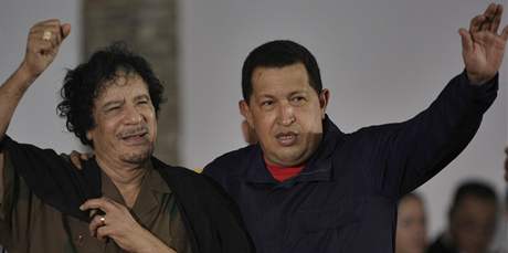 Libyjský vdce Muammar Kaddáfí a venezuelský prezident Hugo Chávez (28. záí 2009)