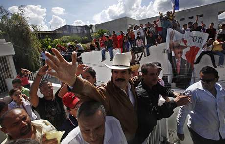 Manuel Zelaya se v honduraské metropoli Tegucigalp objevil po tech msících (22.9.2009)