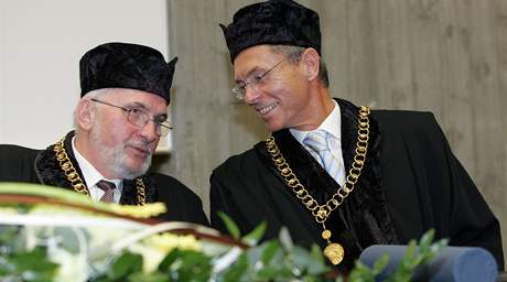 Ekonom a nkdejí kandidát na prezidenta Jan vejnar (vpravo) pevzal estný doktorát brnnského Vysokého uení technického.