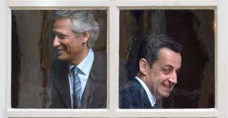 Na snmku z 10. ervna 2005 je tehdej francouzsk premir Dominique de Villepin a Nicolas Sarkozy, v t dob ministr vnitra.