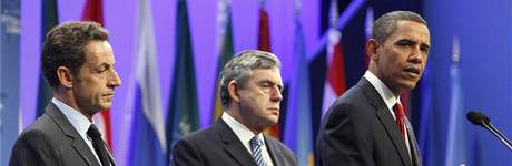 Barack Obama, Gordon Brown a Nicolas Sarkozy pi spolenm prohlen ohledn druhho rnskho zazen na obohacovn uranu. (25. z 2009)