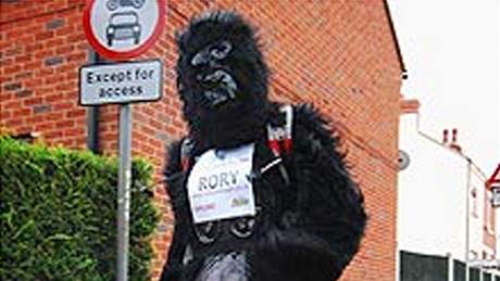 Rory Coleman se v Londýn pipojil k bhu s dalími gorilami