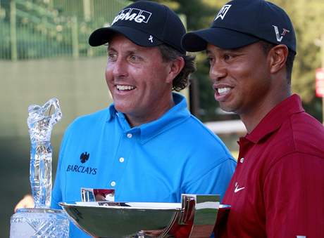 Phil Mickelson vyhrál finále americké PGA Tour. Celkovým vítzem se ale stal jeho vný rival Tiger Woods.
