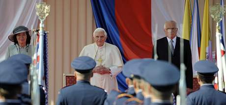 Pivítání Benedikta XVI. na starém ruzyském letiti