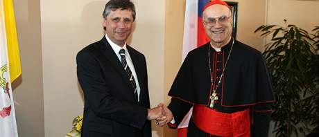 Premiér Jan Fischer a vatikánský státní sekretá Tarcisio Bertone