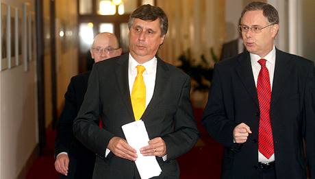 Premiér Jan Fischer na jednání vlády o úsporných opateních v rozpotu (21. záí 2009)