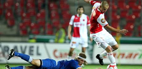 Slavia - Ostrava: Adam Hlouek (vpravo) obchází Alee Neuwirtha