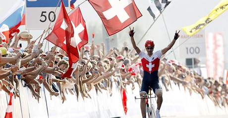 Mistra svta Fabiana Cancellaru oslavují výcartí fanouci.