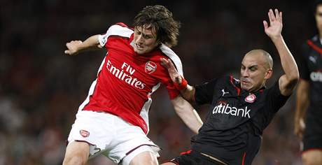 Arsenal - Pireus: domácí Tomá Rosický v souboji s Cristianem Ledesmou