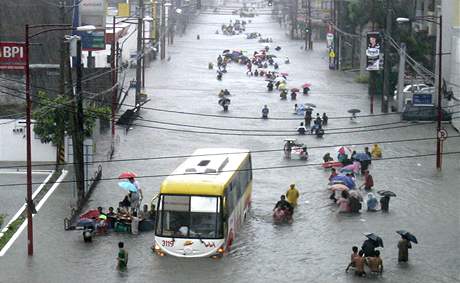 Pivalov det po tropick boui zpsobily v ulicch filipnsk metropole Manily zplavy (26. z 2009) 
