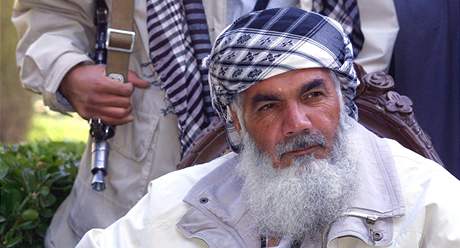 Afghánský ministr Ismaíl Chán unikl se tstím atentátu
