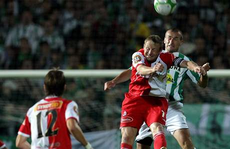 Bohemians 1905 - Slavia: hlavikový souboj mezi hostujícím Stanislavem Vlkem a Markem Niklem