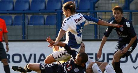 Liberec - Slovácko: domácí Petr Papouek (v bílém) a Tomá Randa