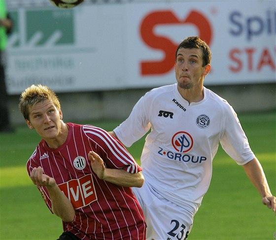 Zdenk Ondráek (vlevo) v utkání proti Slovácku.