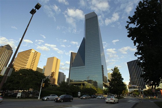 edesátipatrová kanceláská budova v Dallasu nazvaná Fountain Place, na kterou chtl podle policie zaútoit devatenáctiletý Jordánec ijící v Texasu.