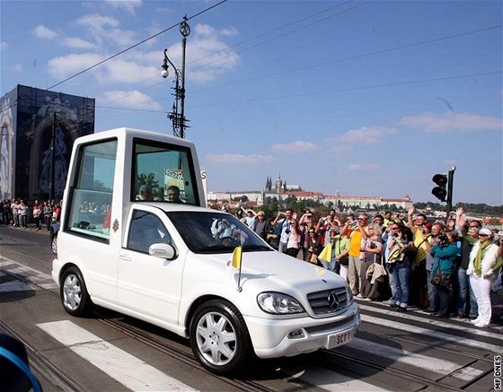 Benedikt XVI. v papamobilu