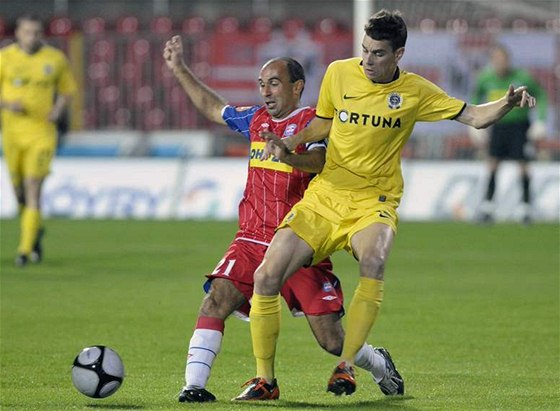 Loni v záí hráli sparané v Brn 1:1; na momentce z tohoto zápasu je vlevo domácí Polách, vpravo Kunír