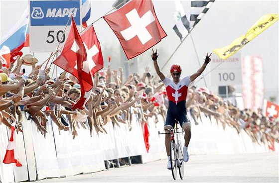 Takhle slavili výcai asovkáský triumf Fabiana Cancellary na loském mistrovství svta.