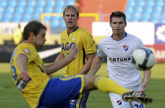 Ostrava - Teplice: Zleva Vlastimil Vidlika a Martin Klein z Teplic a Miloslav Strnad z Baníku