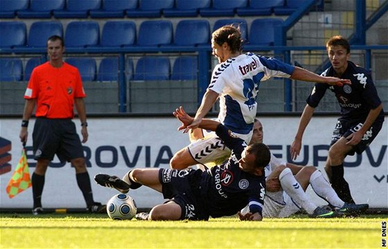 Petr Papouek (v bílém) v ligovém duelu se Slováckem