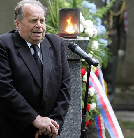 Anton�n Huvar, katolick� kn�z a b�val� politick� v�ze�, v pra�sk�ch ��blic�ch vzpom�nal na ob�ti komunismu; �erven 2007.