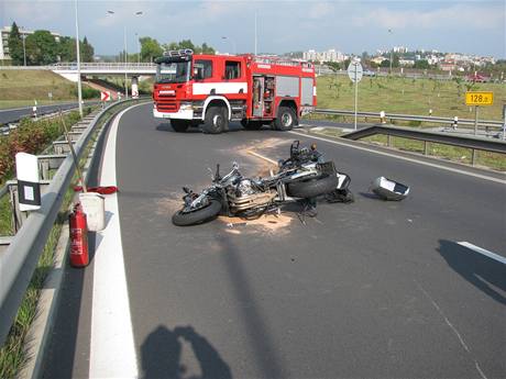 Záchraná�i na míst� nehody policisty na motocyklu s autobusem v Karlových Varech