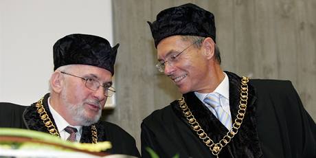 Ekonom a někdejší kandidát na prezidenta Jan Švejnar (vpravo) převzal čestný doktorát brněnského Vysokého učení technického.