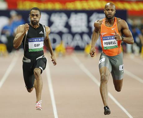 Tyson Gay (vlevo) ve sprinterskm souboji s Asafou Powellem