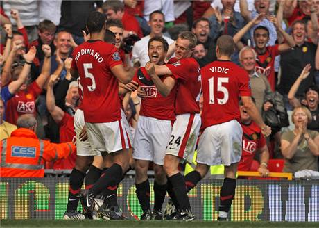 GÓL, KTERÝ VYVOLAL EMOCE. Michael Owen, hrdina Manchesteru United, slaví se spoluhrái vítzný gól z 96. minuty
