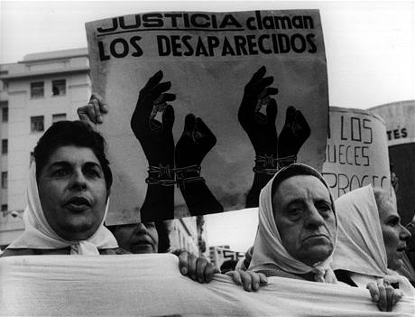 Demonstrace matek a pbuznch lid, kte zmizeli bhem argentinsk pinav vlky. Snmek je z kvtna v roce 1982. 