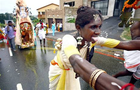 Indov oslavuj hinduistick svtek nedaleko jihoafrickho Durbanu. Ilustran foto