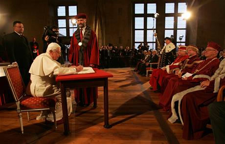 Pape se v Praze setkal s pedstaviteli akademick obce