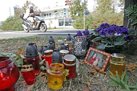 U pechodu v Krnov, kde policejn auto srazilo pi pronsledovn jinho vozu mlad pr, zapaluj lid svky. Nehodu nepeila tiadvacetilet ena, ticetilet mu bojuje o ivot (28. z 2009)