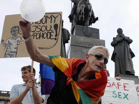 Homosexulov demonstruj na Vclavskm nmst v Praze.