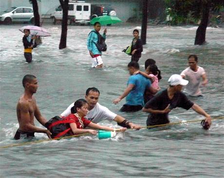 Pvalov det po tropick boui zpsobily v ulicch filipnsk metropole Manily zplavy (26. z 2009) 