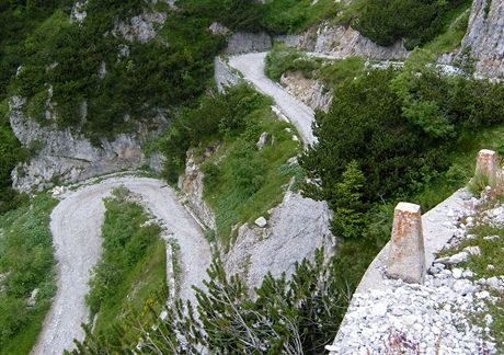 Ostr zatky na otolinov cest vs svedou z horskho prsmyku Tremalza zpt ke Gard.